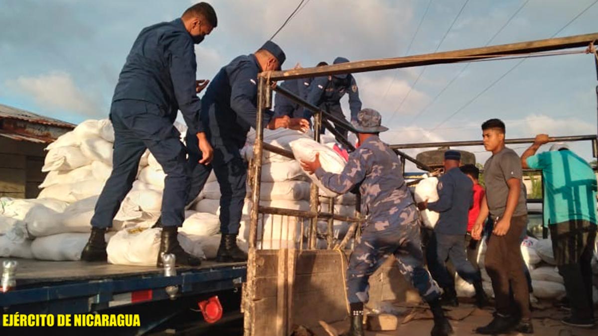 Ejército de Nicaragua descarga paquetes alimenticios en Bluefields