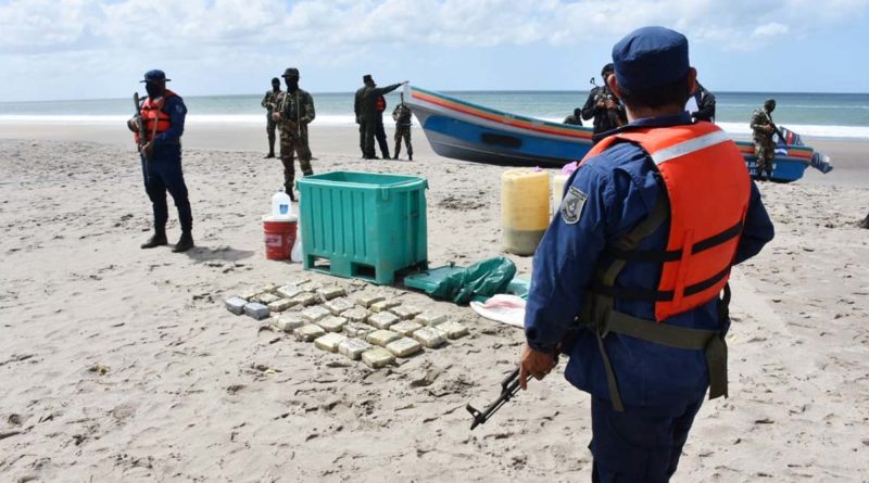 Miembros del Ejército de Nicaragua tras la incautación realizada en Tola