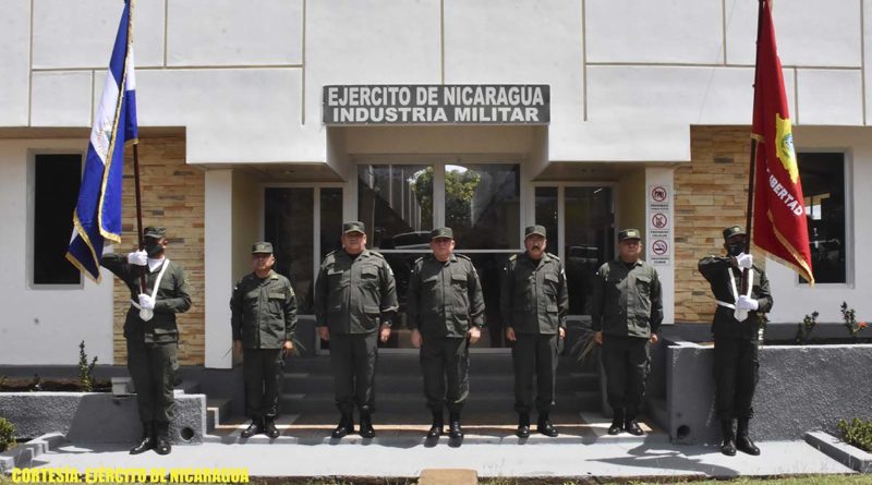Altos mandos del Ejército de Nicaragua frente al edificio de Industria Militar en Nicaragua
