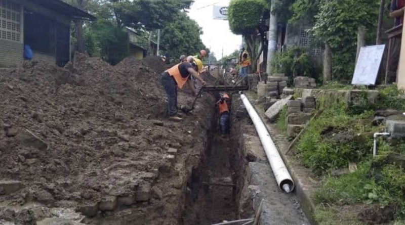 Trabajadores de ENACAL realizan labores de instalación de tuberías en San Juan de Oriente