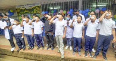 Niños se enjuagan la boca con flúor en Ticuantepe