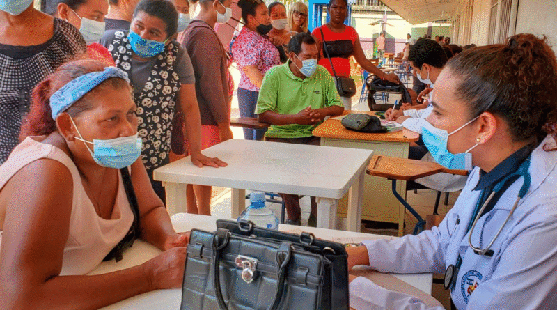 Doctora del Ministerio de Salud de Nicaragua brindando consulta médica en el Caribe nicaragüense