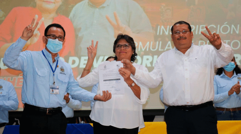 Máster Almarina Solís, candidata a rectora y el doctor Wilber Salazar, candidato a vicerrector General de la Universidad Autónoma de Nicaragua (UNAN-León)