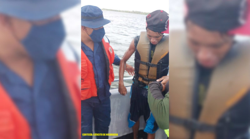 Miembros de la Fuerza Naval durante el rescate realizado en aguas del Cocibolca