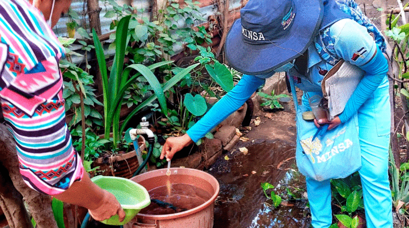 Brigadista del Ministerio de Salud de Nicaragua aplicando BTI en vivienda del barrio Guardabarranco de Managua