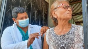 Brigadista del Ministerio de Salud Vacunando hasta la puerta de su casa a adulto mayor como parte de la jornada de vacunación voluntaria