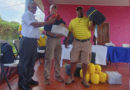 Edward Jackson, Director General del INPESCA, entrega bono a pescadores de Corn Island