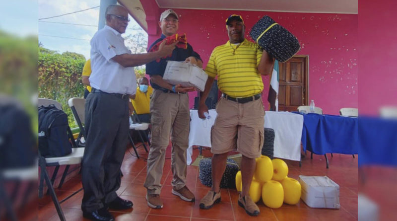 Edward Jackson, Director General del INPESCA, entrega bono a pescadores de Corn Island