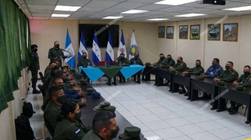 Efectivos militares participando de del proceso de capacitación especializada y creación de capacidades para el intercambio de buenas prácticas militares profesionales