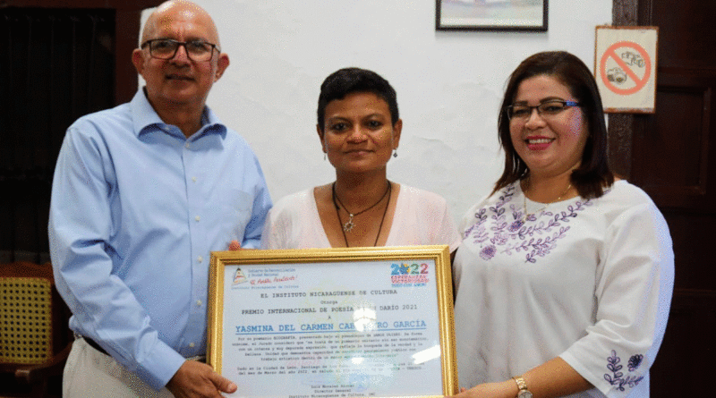 Arquitecto Luis Morales Alonso, director del Instituto Nicaragüense de Cultura (INC), entregando diploma del premio internacional de poesía Rubén Darío 2021 a la escritora nicaragüense, Jasmina Caballero.