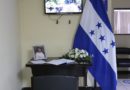 Fotografía de Berta Cáceres junto a la bandera de Honduras