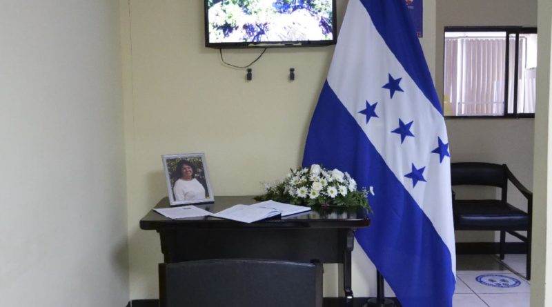 Fotografía de Berta Cáceres junto a la bandera de Honduras