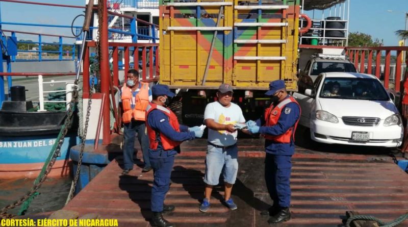 Efectivos Militares del Ejército de Nicaragua en ejecutando procedimientos de control a Ferri en San Juan del Sur