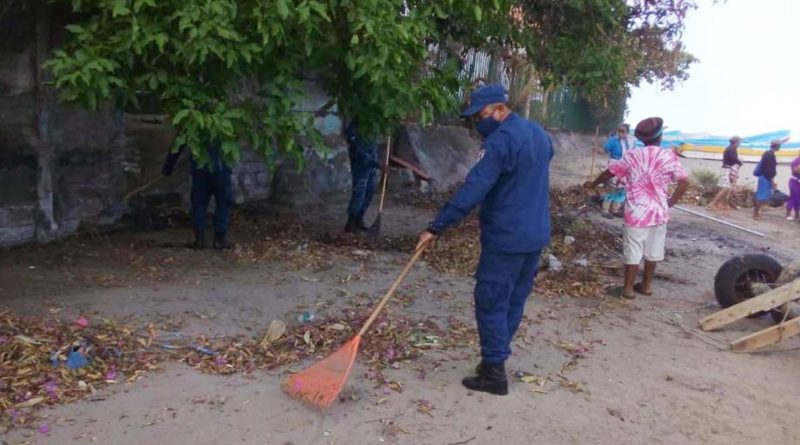 Efectivo Militar del Ejército de Nicaragua participando activamente en Jornada de Limpieza de la playa Masachapa en San Rafael del Sur