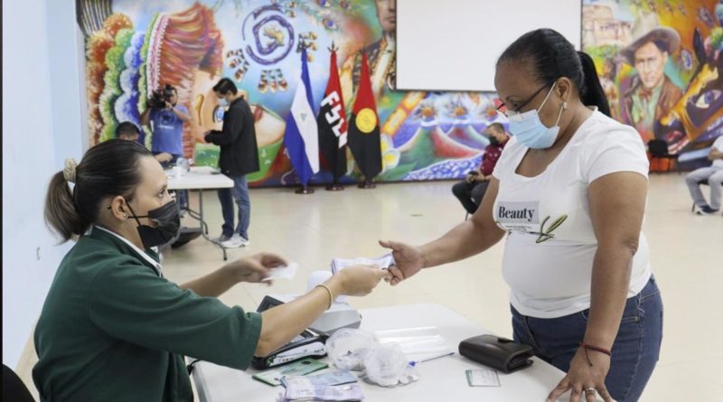 Trabajadora del Ministerio de Educación recibe pago del mes de marzo