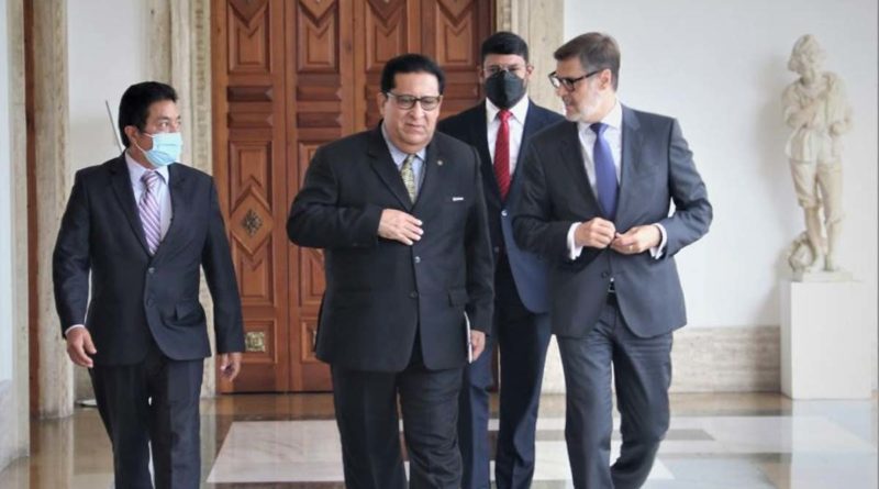 Embajador de Nicaragua en Venezuela Compañero Orlando Gómez Zamora junto a Félix Plasencia, Ministro de Relaciones Exteriores de la República Bolivariana de Venezuela