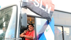 Mujer nicaragüense conduciendo un autobús