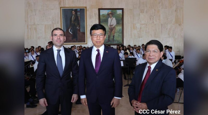 Canciller Denis Moncada, el Asesor Presidencial Laureano Ortega Murillo y el Consejero de la Embajada de la República Popular China, Yu Bo