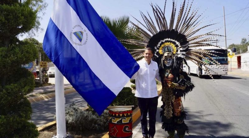 Compañero Juan Carlos Gutiérrez Madrigal, Embajador de Nicaragua durante la colocación de la bandera en la Avenida de las Naciones en Teotihuacán