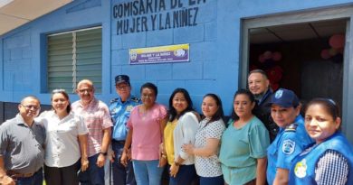 Efectivos Policiales en compañía de autoridades municipales, departamentales y nacionales en el relazamiento de la Comisaría de la Mujer y la Niñez en el municipio de Tonala - Puerto Morazan