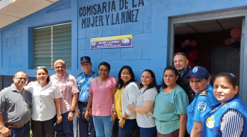 Efectivos Policiales en compañía de autoridades municipales, departamentales y nacionales en el relazamiento de la Comisaría de la Mujer y la Niñez en el municipio de Tonala - Puerto Morazan