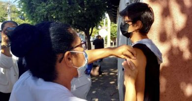 Brigadista del MINSA aplica vacuna contra el COVID-19 a un joven en el brazo izquierdo