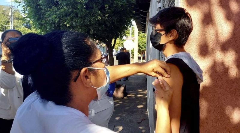 Brigadista del MINSA aplica vacuna contra el COVID-19 a un joven en el brazo izquierdo