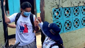 Brigadista del Ministerio de Salud en proceso de vacunar a un habitante del Barrio San Judas en aras del nuevo esquema de vacunación