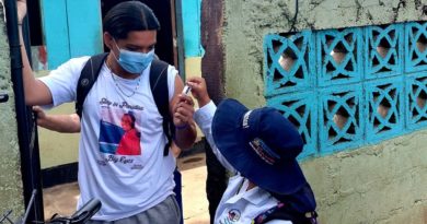 Brigadista del Ministerio de Salud en proceso de vacunar a un habitante del Barrio San Judas en aras del nuevo esquema de vacunación