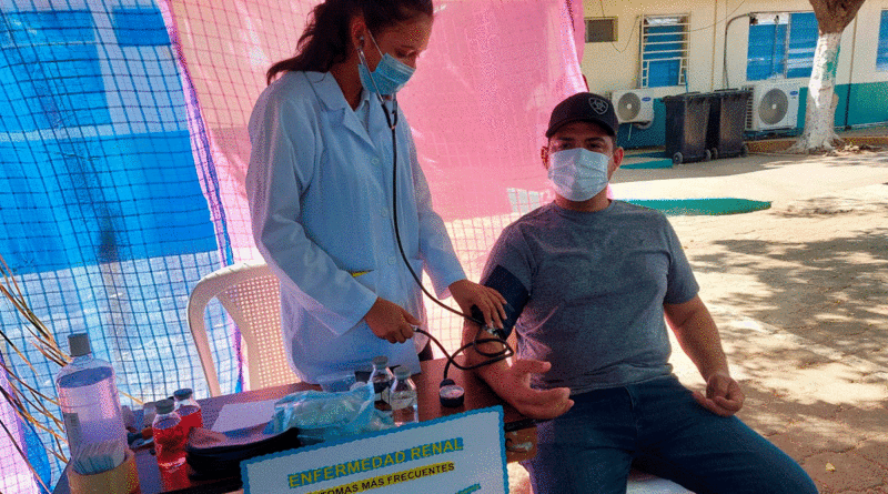Paciente renal siendo atendido por médico del Hospital Lenín Fonseca en Managua.