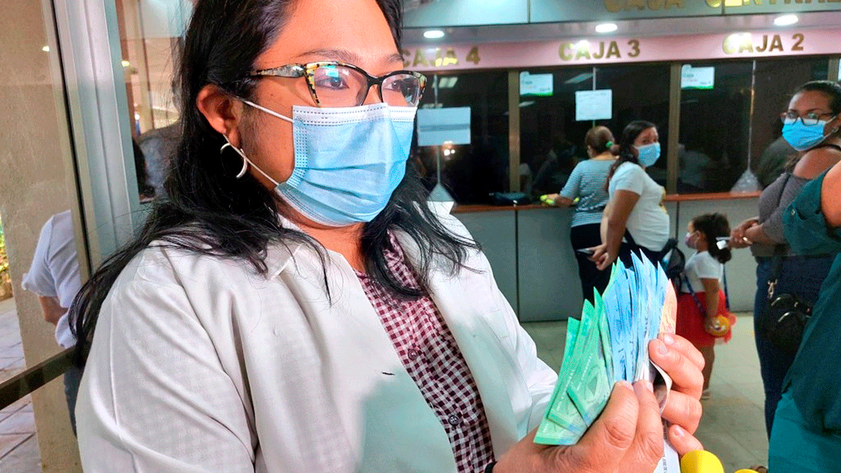 Trabajadora del Ministerio de Salud de Nicaragua recibiendo su salario del mes de marzo
