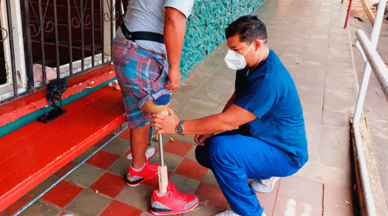 Personal médico del Hospital Aldo Chavarría de Managua entregando una prótesis a un paciente