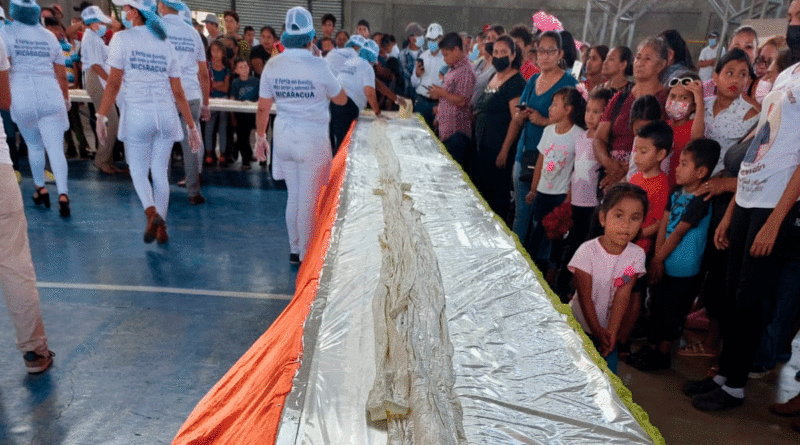 Elaboración del quesillo más largo de Nicaragua
