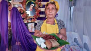 Protagonista del Festival departamental “Sabores de Cuaresma“ en el departamento de Matagalpa sosteniendo su platillo concursante