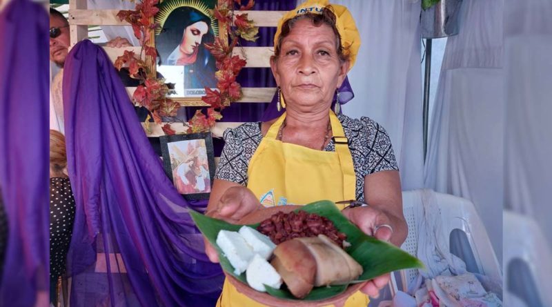 Protagonista del Festival departamental “Sabores de Cuaresma“ en el departamento de Matagalpa sosteniendo su platillo concursante