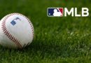 Pelota en la grama con el logo de la MLB