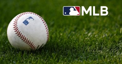 Pelota en la grama con el logo de la MLB