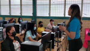 Docente del Tecnológico Nacional durante el inicio del programa de profesionales bilingüe