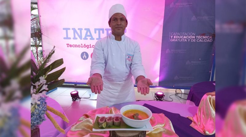 Uno de los concursantes en el concurso de comidas de cuaresma realizado por el Tecnológico de Hoteleria y Turismo en Managua