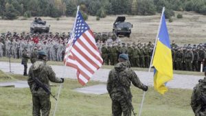 Militares sostienen las banderas de Ucrania y Estados Unidos