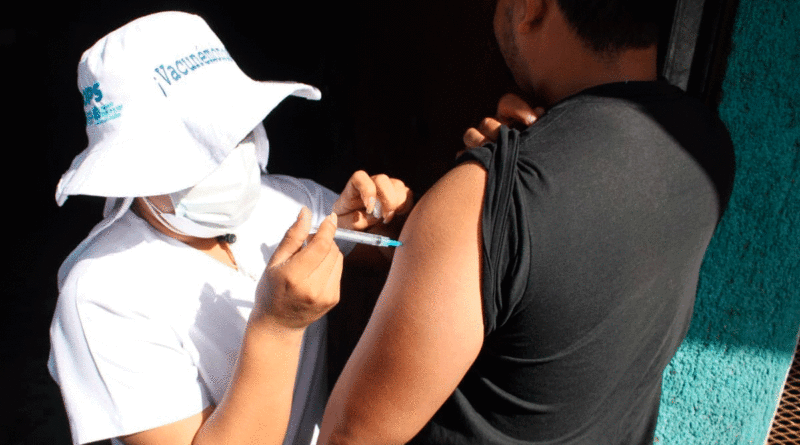 Enfermera del Ministerio de Salud de Nicaragua vacunando contra la COVID-19 a un habitante del Barrio Las Torres de Managua.
