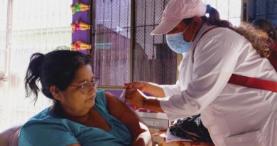 Brigadista del Ministerio de Salud aplica vacuna a una señora en el barrio 18 de Mayo