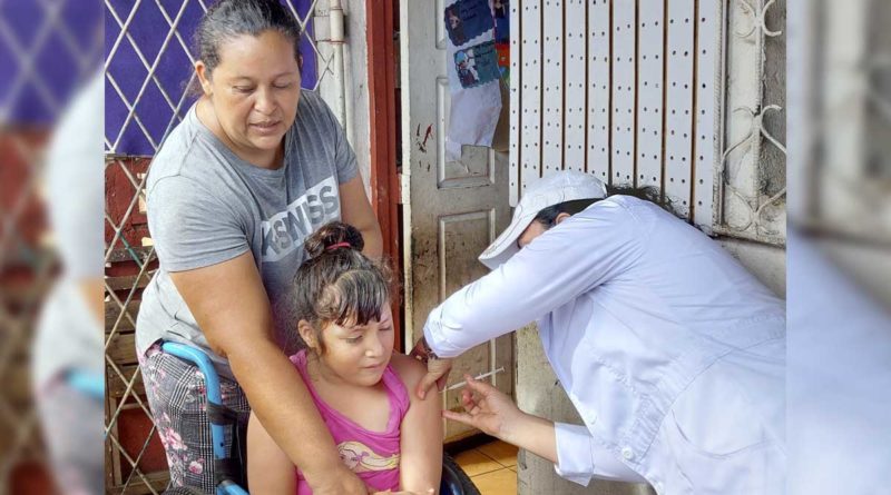 Brigadista del Ministerio de Salud aplica vacuna a una menor de edad en el barrio Alemania Democrática