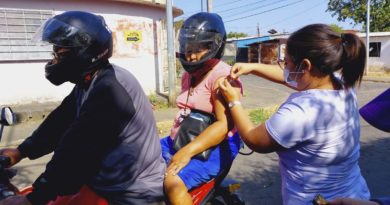 Pobladores del barrio Cuba recibe vacuna contra el COVID-19