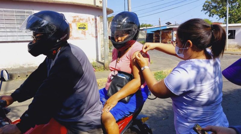 Pobladores del barrio Cuba recibe vacuna contra el COVID-19