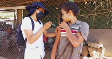 Brigadista del Ministerio de Salud aplica vacuna contra el Covid-19 a un menor en el barrio Bendición de Dios de Mateare