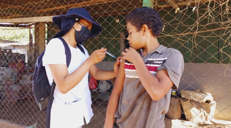 Brigadista del Ministerio de Salud aplica vacuna contra el Covid-19 a un menor en el barrio Bendición de Dios de Mateare