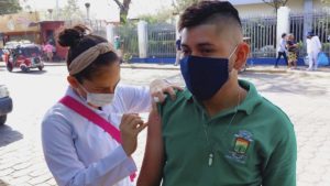 Brigadista del Ministerio de Salud aplica vacuna a un poblador de Ciudad Sandino