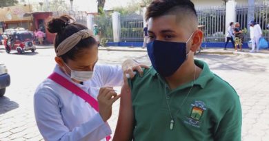 Brigadista del Ministerio de Salud aplica vacuna a un poblador de Ciudad Sandino