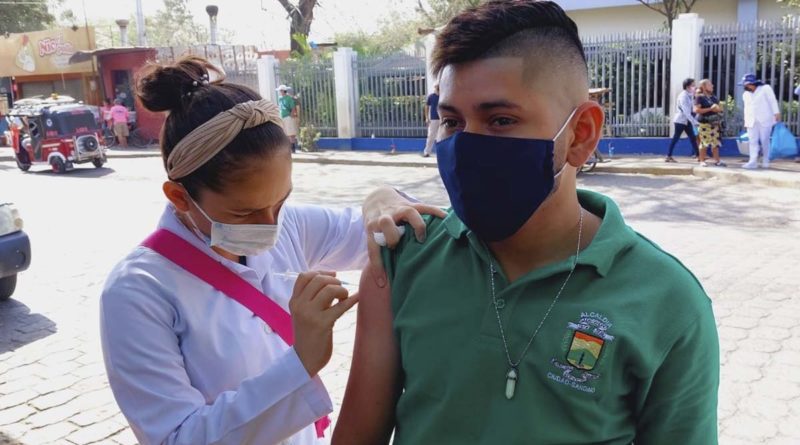 Brigadista del Ministerio de Salud aplica vacuna a un poblador de Ciudad Sandino